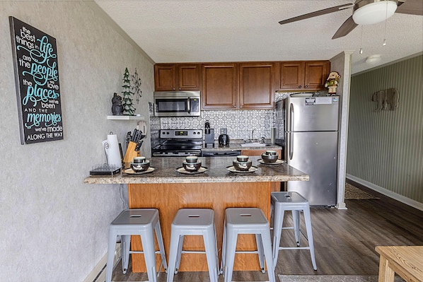 Réfrigérateur, micro-ondes, four, plaque de cuisson