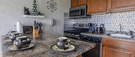 Frigorifero, microonde, forno, piano cottura