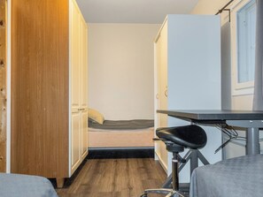 A compact room with a bed, a table, and a chair. - Aquahovi b5 by Interhome (Kittilä)