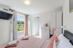2 bedrooms, iron/ironing board, free WiFi, bed sheets