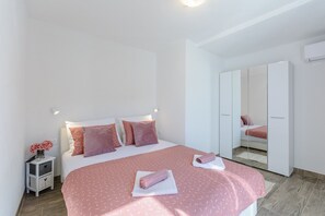 2 chambres, fer et planche à repasser, Wi-Fi gratuit, draps fournis