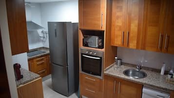 Een magnetron, een vaatwasser, een koffiezetapparaat/waterkoker