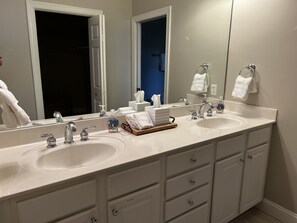 Combined shower/bathtub, jetted bath, hair dryer, towels