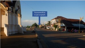 Vista da rua com um edifício identificado como uma escola com 50 anos.
