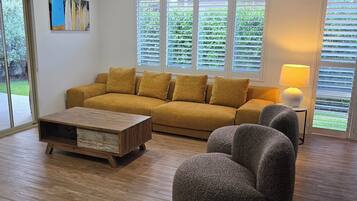 Télévision, livres, espaces bureaux, écrans d'ordinateur