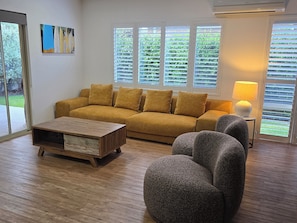 Télévision, livres, espaces bureaux, écrans d'ordinateur