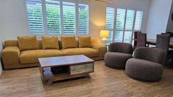 Télévision, livres, espaces bureaux, écrans d'ordinateur