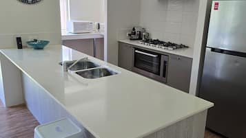 Réfrigérateur, micro-ondes, four, lave-vaisselle