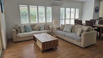 Télévision, livres, espaces bureaux, écrans d'ordinateur