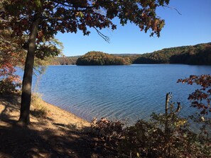 A lake surrounded by trees with autumn foliage. - Short walk to the lake! (Huntingdon)