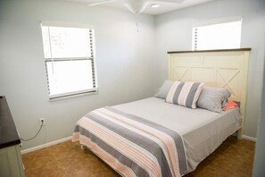 2 chambres, fer et planche à repasser, lit de bébé portatif