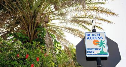 Bright 2BR condo in Indian Rocks Beach just a 2-minute walk to the sand. Enjoy a shared pool, private balcony, washer/dryer, free parking, and walkable access to cafés, shops, and sunsets—perfect for couples, families, or friends.