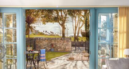 The Old Smoke House is an attractive and well designed two bedroomed property