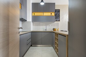 Fridge, oven, stovetop, dishwasher