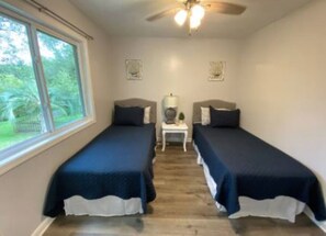 3 slaapkamers, een strijkplank/strijkijzer, gratis wifi, beddengoed