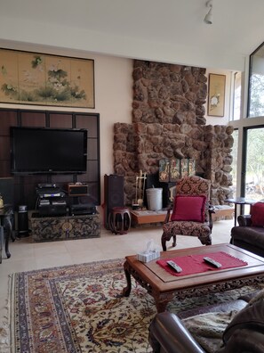 Televisión, estéreo y oficina 