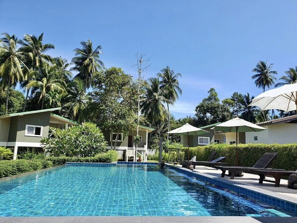 สระว่ายน้ำกลางแจ้ง