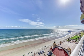 On the beach, beach towels - Catch n` Relax - Ocean Walk (Daytona Beach)