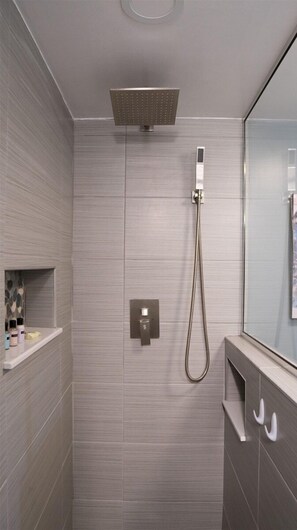 Bathtub, hair dryer, towels, shampoo - Lattitude Adjustment - Ocean Walk (Daytona Beach)