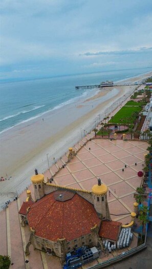 On the beach - Lattitude Adjustment - Ocean Walk (Daytona Beach)