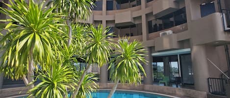 Una piscina al aire libre, sillones reclinables de piscina