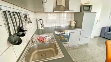 Kühlschrank, Mikrowelle, Ofen, Geschirrspüler