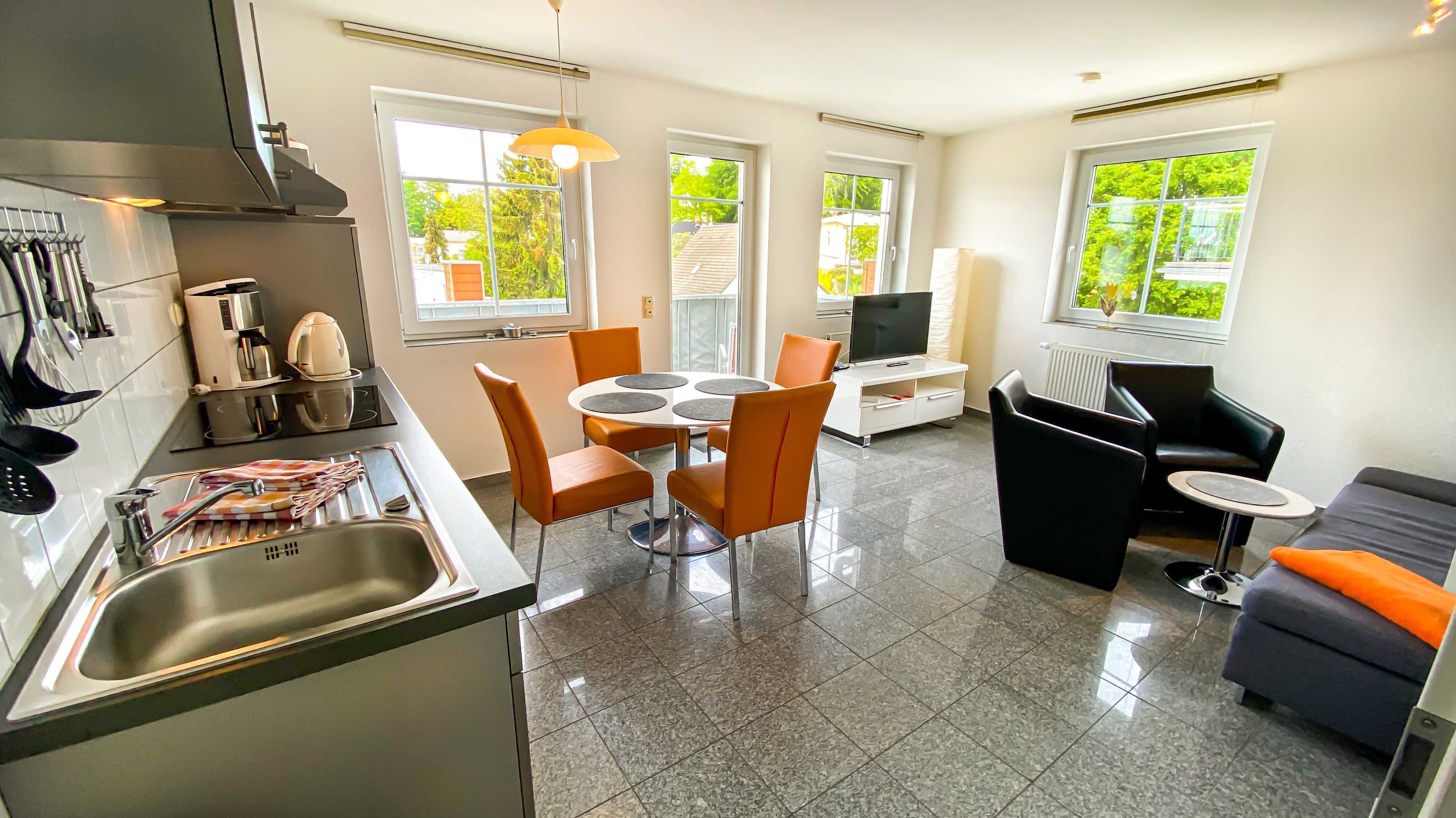 Jääkaappi, mikroaaltouuni, uuni, astianpesukone