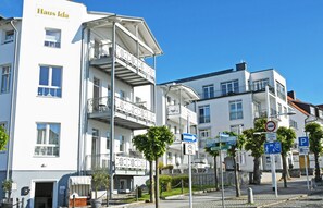 A white building with balconies and a sign reading "Haus Ida". - 04 Ferienwohnung Greta mit Balkon - Appartementhaus Greta im Ostseebad (Sellin)