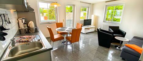 Frigorífico, microondas, horno y lavavajillas