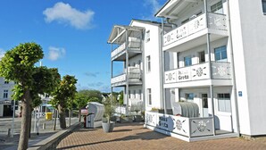 A white building with balconies and a sign reading "Haus Greta." - 05 Ferienwohnung Greta mit Balkon - Appartementhaus Greta im Ostseebad (Sellin)