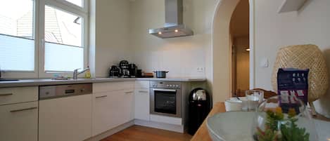 Fridge, oven, dishwasher, coffee/tea maker