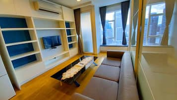 40-inch LCD TV with cable channels, TV