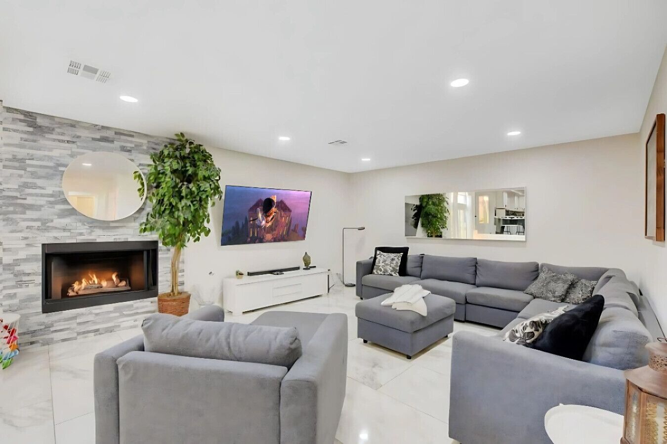 Smart TV, caminetto, console per videogiochi, tavolo da calcetto