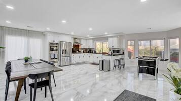 Frigorifero, microonde, forno, piano cottura