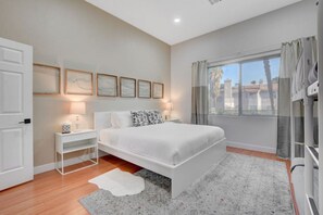 5 chambres, bureau, système d’insonorisation, fer et planche à repasser