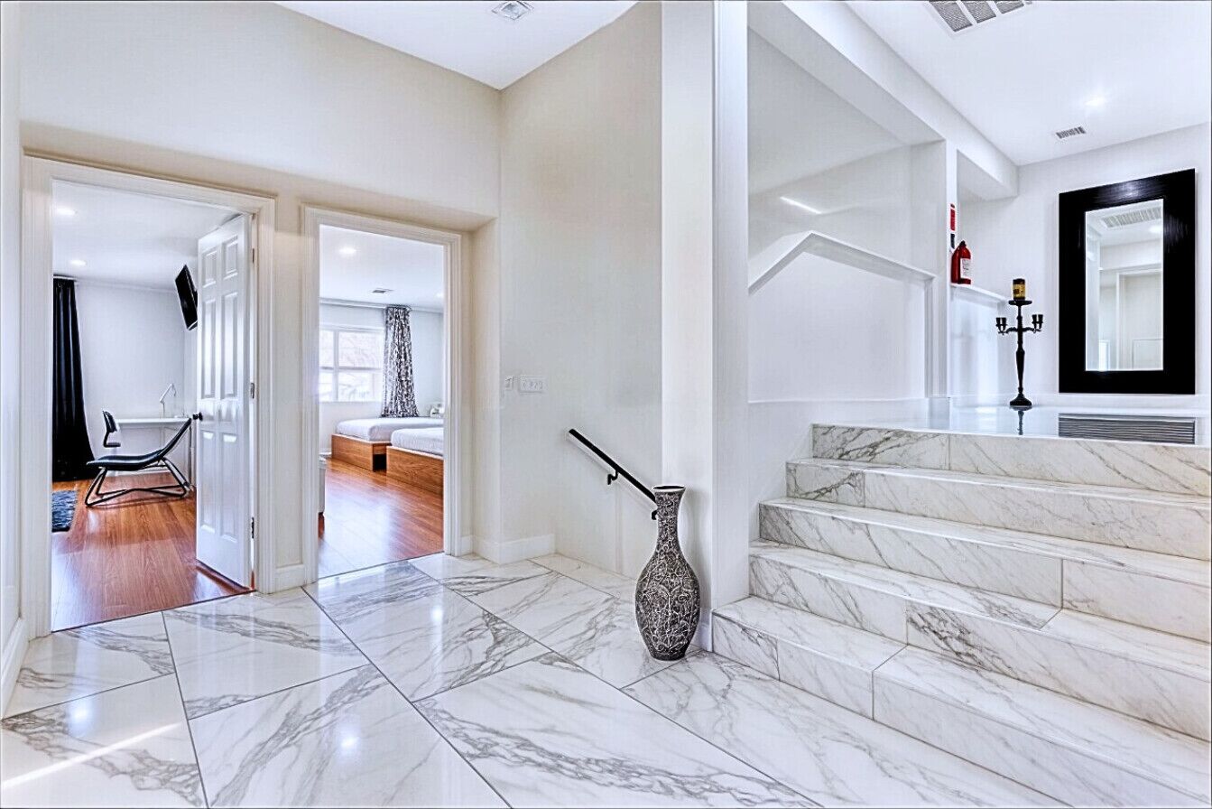 5 camere, una scrivania, insonorizzazione, ferro/asse da stiro