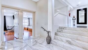 5 camere, una scrivania, insonorizzazione, ferro/asse da stiro