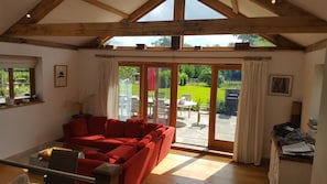 Smart-tv, dvd-afspiller, bøger, stereoanlæg