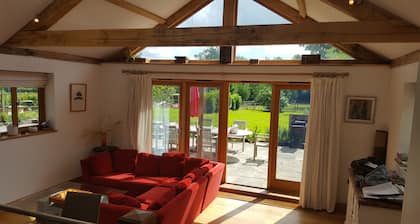 SLEEPS 10-12 - 5 Bed RURAL Oak Framed Contemporary House with 3 Studios in AONB