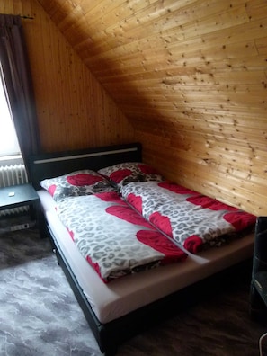 2 bedrooms, travel cot, WiFi, bed sheets