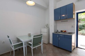 Fridge, coffee/tea maker, cookware/dishes/utensils, dining tables - Apartment Dunato Nedeljko B2 (Silo - island Krk)