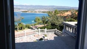A balcony with a view of the sea and distant hills. - Apartment Dunato Nedeljko B2 (Silo - island Krk)
