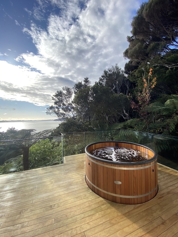 Terrace/patio - Taiaruru beach house, Bay of Islands, direct beach access & cedar hot tub (Russell)