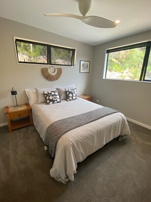 3 bedrooms, desk, iron/ironing board, travel crib - Taiaruru beach house, Bay of Islands, direct beach access & cedar hot tub (Russell)