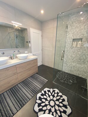 Shower, hair dryer, towels, soap - Taiaruru beach house, Bay of Islands, direct beach access & cedar hot tub (Russell)
