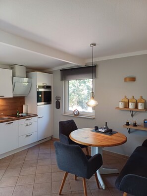 Fridge, oven, dishwasher, coffee/tea maker