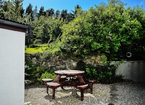 Outdoor dining - A home in the Scottish Highlands. (Dulnain Bridge)