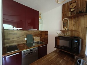 Kylskåp, mikrovågsugn, ugn och diskmaskin