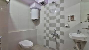 Deluxe Room | Bathroom | Hydromassage showerhead, free toiletries, towels, soap