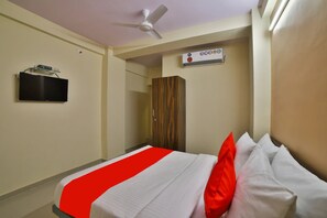 Deluxe Room - Hotel Madhuram (Surat)